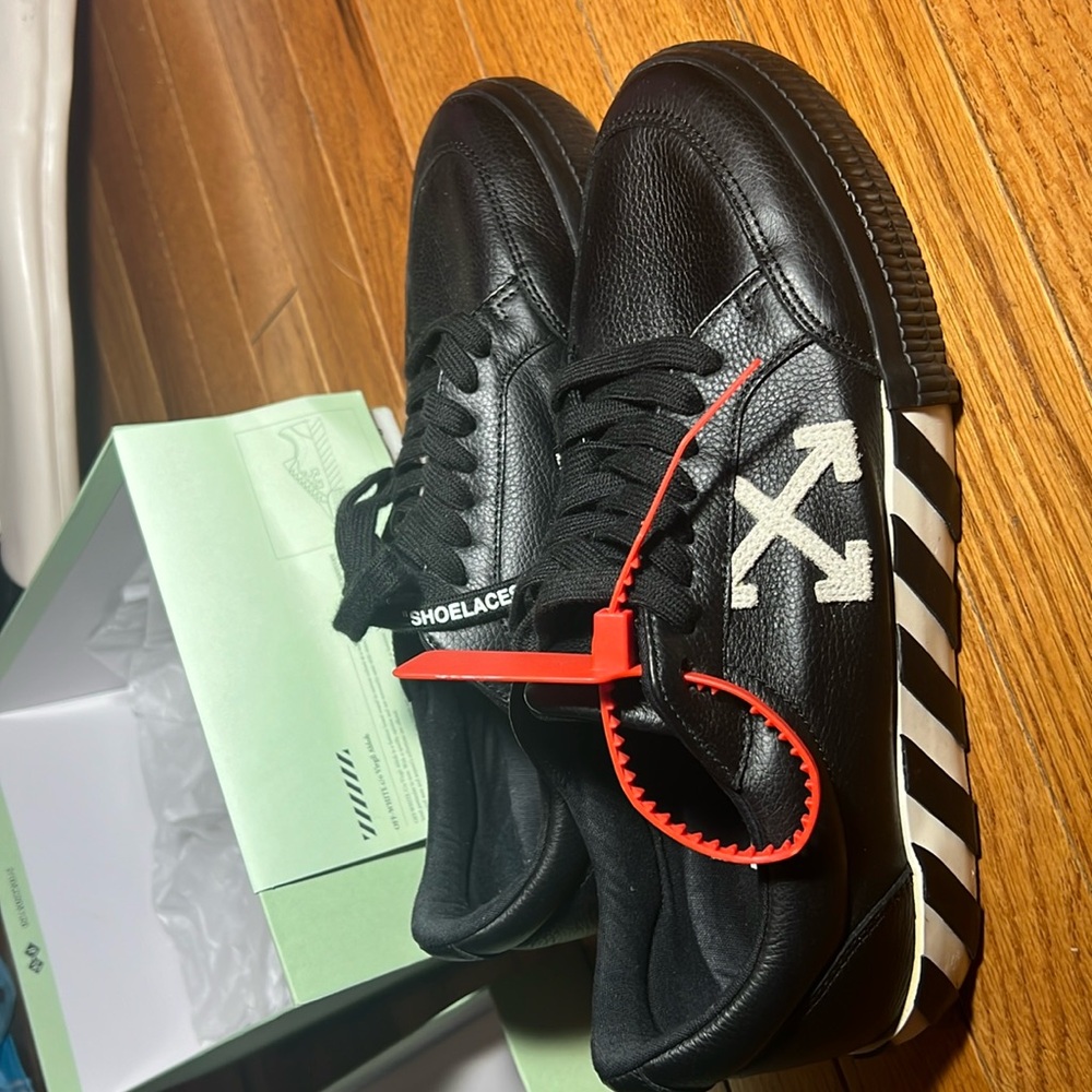 Men’s Off White Low Vulcanized Sneakers - Size 43 (US 10)